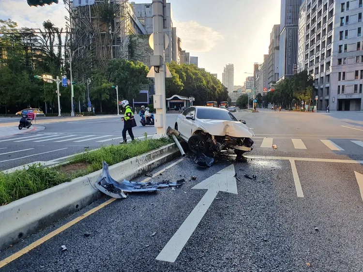 BMW自撞分隔島車頭全毀。翻攝畫面