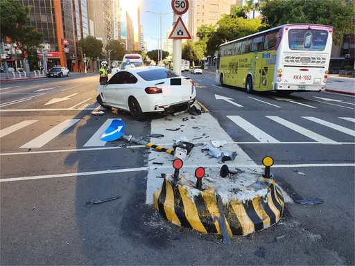 BMW撞分隔島半毀 男駕駛抱著女乘客跑了!他到案瞎掰「女友身體不適」