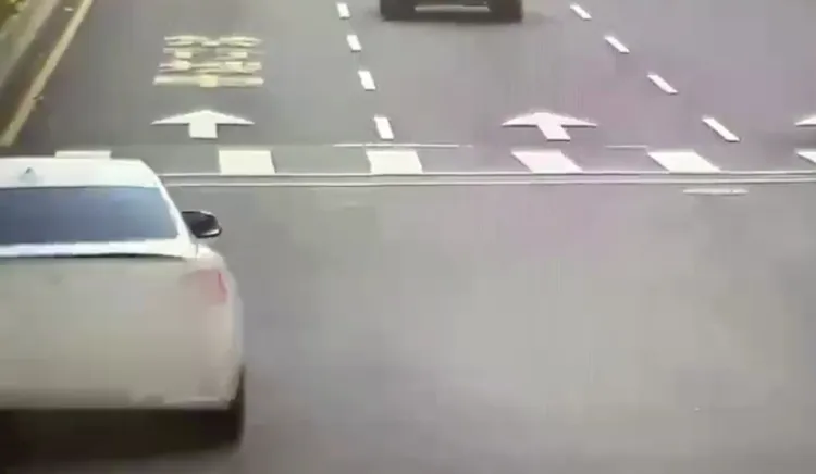 BMW車撞上分隔島。翻攝畫面