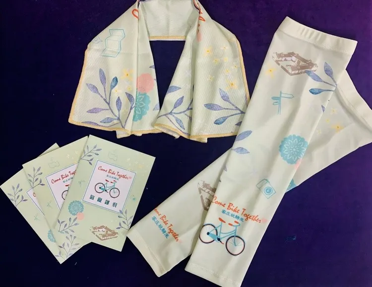 「Come Bike客庄旅遊護照」集章可換限量版袖套和涼感巾。屏東縣客務處提供