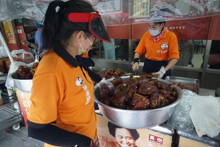 萬鑾豬腳是知名客家美食。羅琦文攝