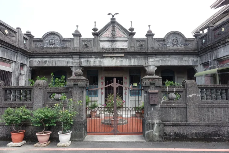 屏東客家聚落有許多優美的建築，圖為萬鑾鄉西盛老街。羅琦文攝