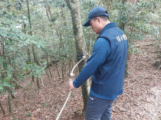 鳶嘴稍來山墜30米深谷意外「9成引繩竟被切斷」 林管處蒐證緝兇