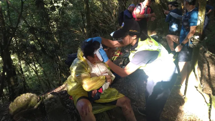 鄭姓山友昨天在大雪山捎來步道摔落30公尺山谷，造成臉部撕裂傷手部骨折。民眾提供