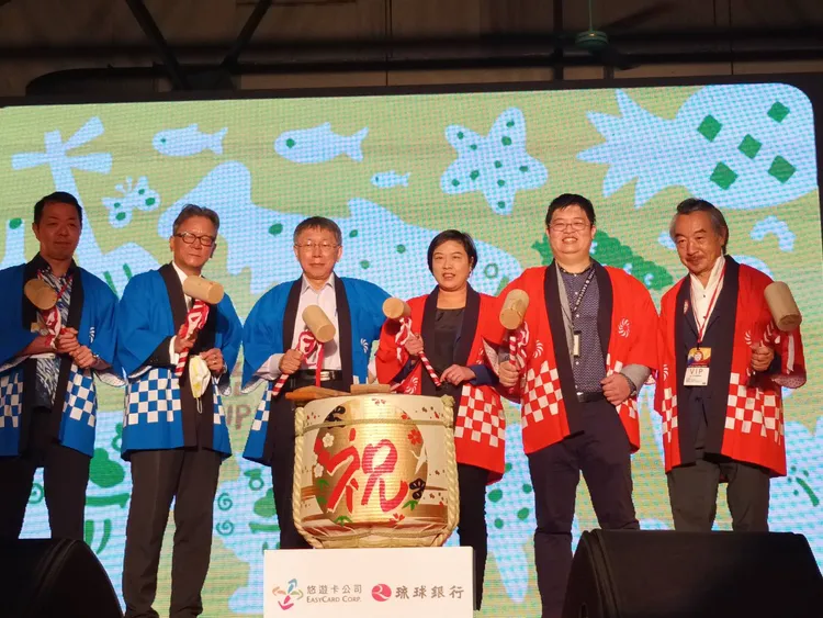 悠遊卡公司今天舉行記者會，臺北市長柯文哲與琉球銀行董事長川上康、沖繩縣台北事務所所長上江洲辰德、公益財團法人日本台灣交流協會台北事務所副代表横地晃共同宣布，悠遊卡自11月7日起正式「嗶」進琉球。業者提供