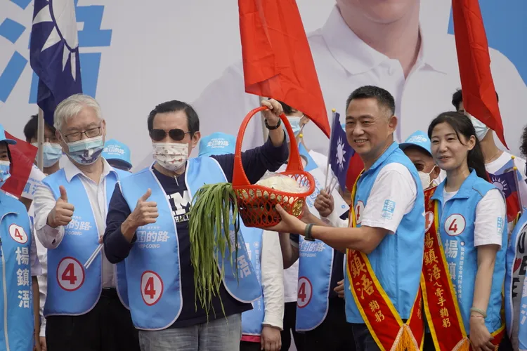 楊鎮浯競選總部的成立大會，前總統馬英九致贈「保證凍蒜（包粽蒜）」。蔡宇凌攝