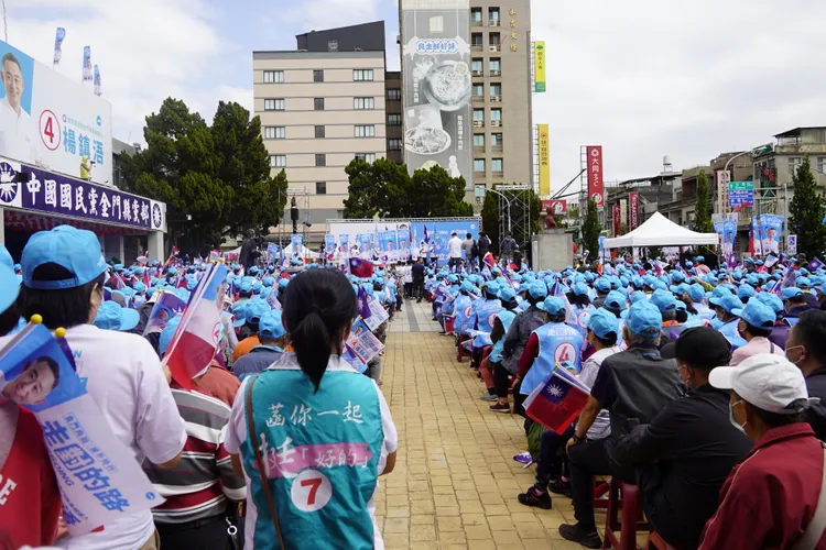 楊鎮浯競選總部的成立大會，現場逾2000名熱情鄉親激昂的吶喊、加油。蔡宇凌攝