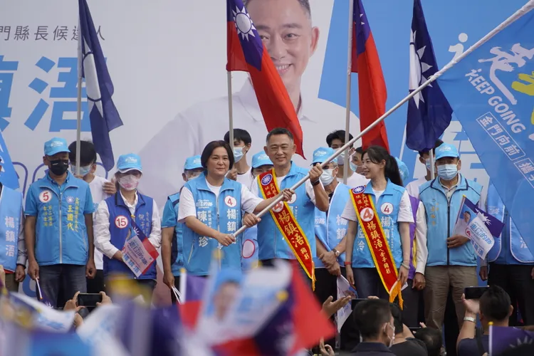 楊鎮浯競選總部的主任委員同時也是立法委員的陳玉珍，授予楊鎮浯戰旗。蔡宇凌攝