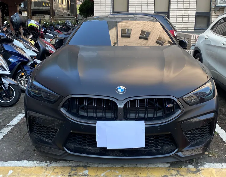 警方查扣詐欺集團成員疑使用贓款買來的BMW M8，車價888萬元起跳。警方提供