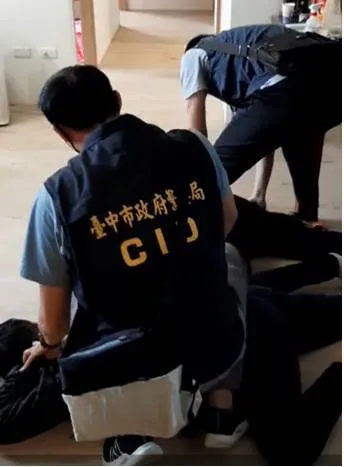 警方攻堅進入將嫌犯壓制、逮捕。警方提供