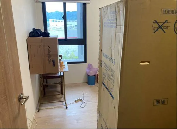 詐團仍使用紙箱當做打電話詐騙的「隔音設備」。警方提供