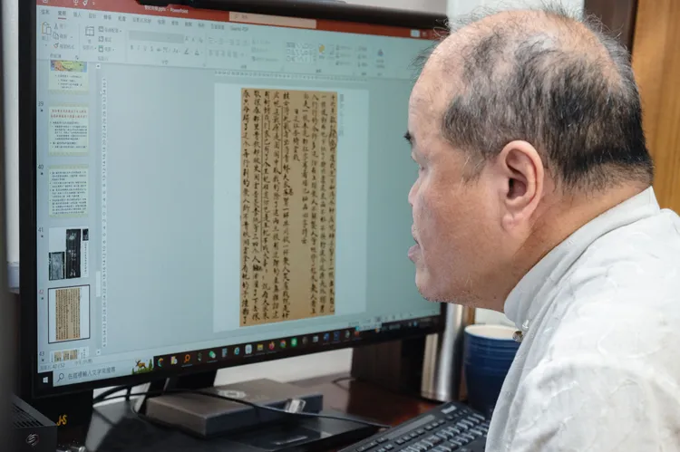 為查出曹寅次婿身份，黃一農以「e考據」方法搜尋數百萬字史籍，並查考出探春原型。清大提供