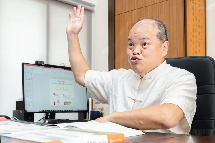 在說明查出曹寅次婿即為羅卜藏丹津的過程時，黃一農難掩興奮之情。清大提供