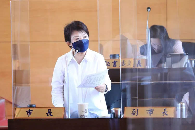 盧秀燕今年9月在市議會備詢時，曾針對捷運藍線痛批中央「卡盧」，長達18個月未審藍線綜合規劃案。資料照片