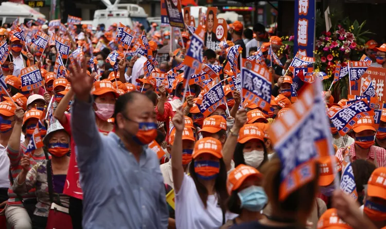 藍營大咖齊聚，但韓國瑜上台時的歡呼聲卻是最大。林林攝