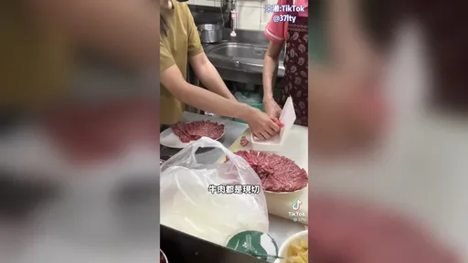 屏東牛肉火鍋　湯頭清甜現切牛肉超級嫩　好吃到連舌頭都要吞下去