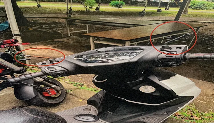 前女友的機車後照鏡被拔下。翻攝畫面