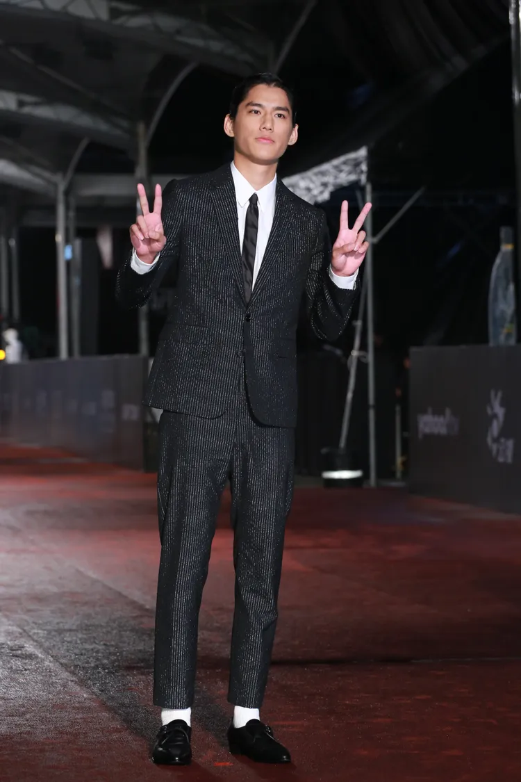 朱軒洋復古感西裝搭配窄版領帶，且沒戴任何珠寶的手法，被劉大強給予極高評價。攝影中心攝