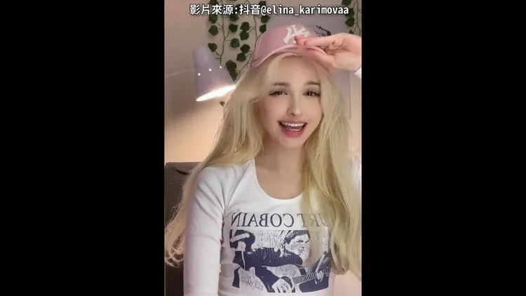 露出甜美笑容的美女，根本人間洋娃娃。