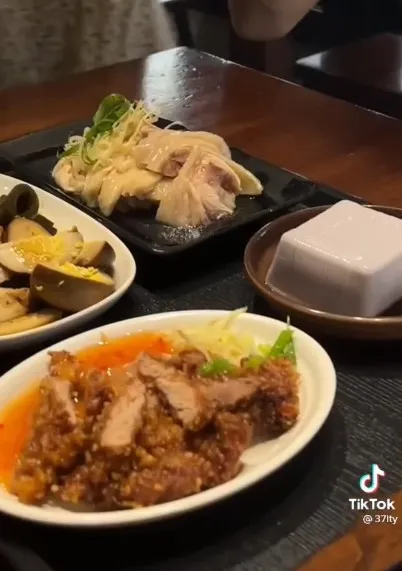 除了招牌乾麵香又讚，花生豆腐也很特別。