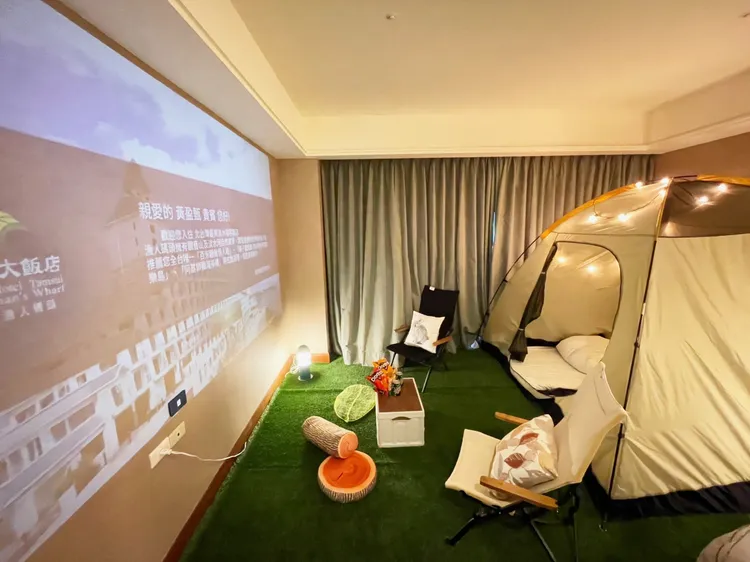 120吋超大投影電視，客房秒變身電影院。黃盈甄攝