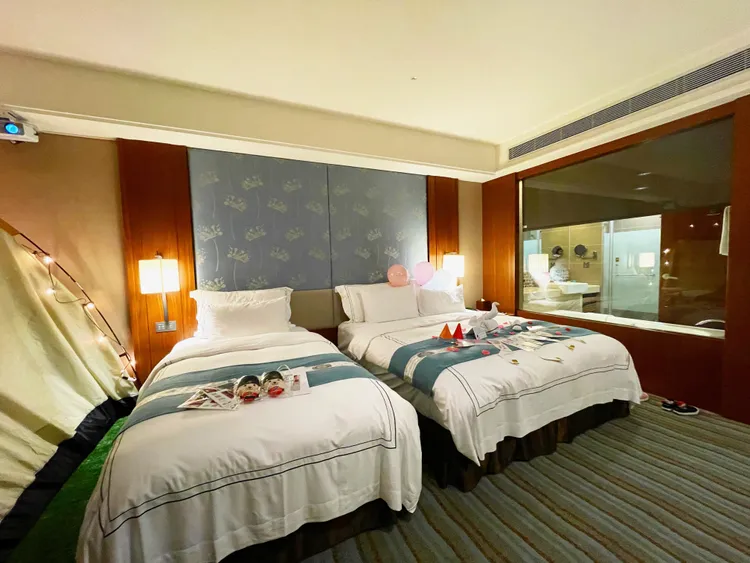 舒適的大空間客房，除帳棚外還規劃了一雙人床與一單人床，浴室更有浴缸可泡澡。黃盈甄攝