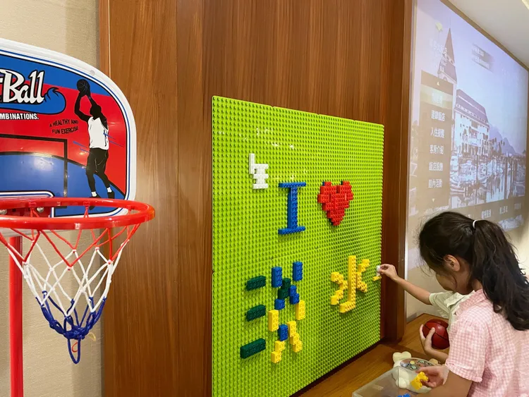 客房內也規劃有積木牆等玩具設施，讓小朋友發揮想像力。黃盈甄攝