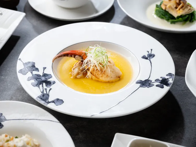 雅閣螃蟹套餐中最不容錯過的菜色「蔥香雞油蒸蟹鉗」，每一口嘗得到蟹肉的鮮甜與蛋白的軟滑。業者提供