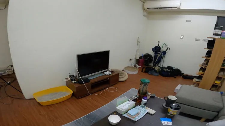 丁允恭住處的茶几和電視都是二手貨。丁牧群攝