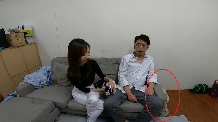 丁允恭的沙發乍看彷彿長出黴菌(紅圈處)。丁牧群攝