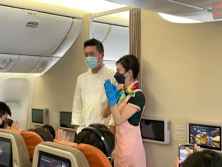 主廚Paul Lee逐一至各艙等致意。陳慜蔚攝