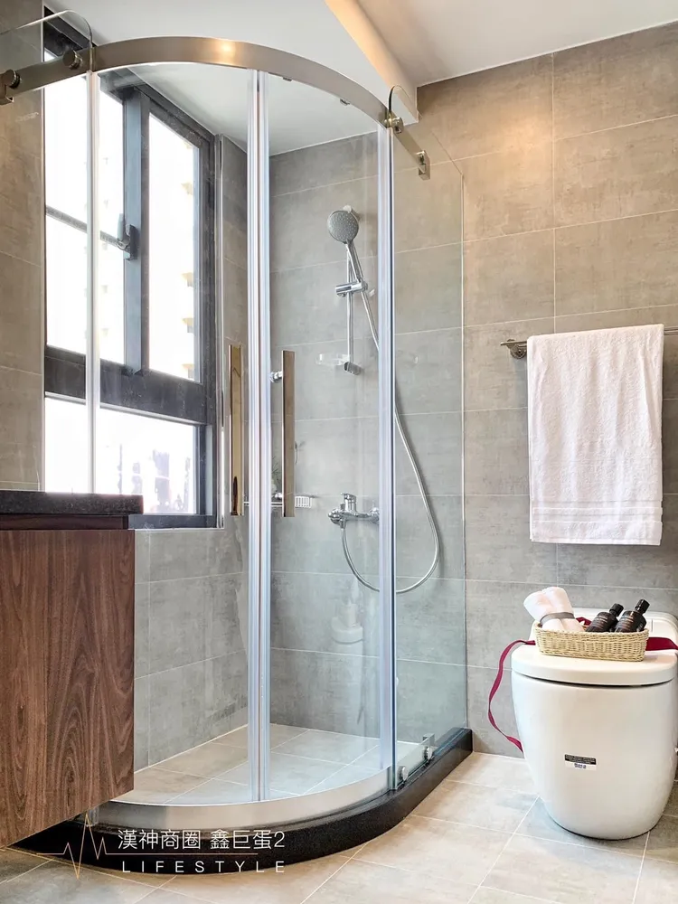 衛浴開窗採光配備免治馬桶。天玉集團提供