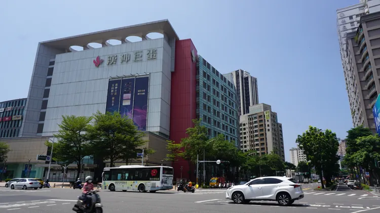 漢神巨蛋商圈屬人口密集區，區段為總量管制學區，購屋要留意設籍問題。葉家銘攝