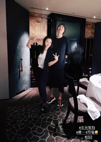 周渝民（右）和喻虹淵的夫妻合照是由6歲女兒掌鏡。翻攝喻虹淵臉書