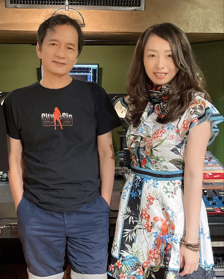 戚小戀（右）新專輯由黃大軍製作。源援園提供