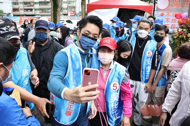 現場民眾開心找蔣萬安拍照。葉志明攝