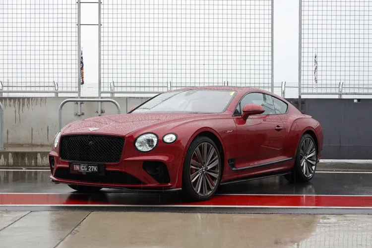 Continental GT Speed標配深色車頭格柵以及外觀飾件。吳凌祺攝