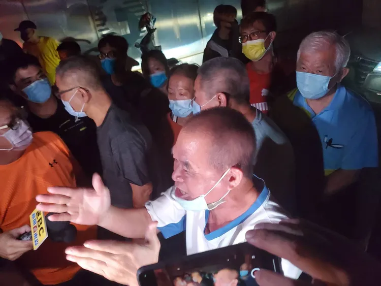 高雄大林煉油廠鄰近的6個里里長抵達現場，高喊要求中油遷廠。王勇超攝