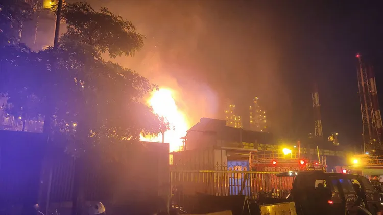 高雄大林煉油廠爆炸，附近居民都受到驚嚇，消防隊員也全面出動救火。洪富賢里長提供