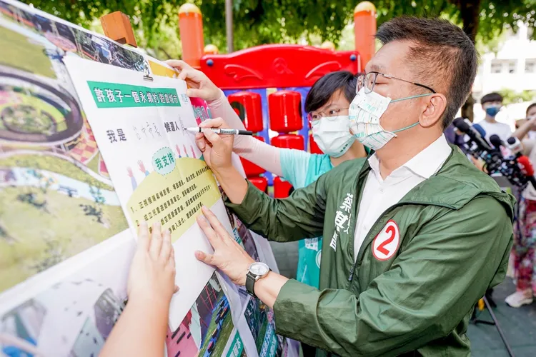 蔡其昌在《台中FUN樂園》的規劃上簽名，承諾未來改建老舊公園會聽取家長與親子團體建議。蔡其昌競總提供