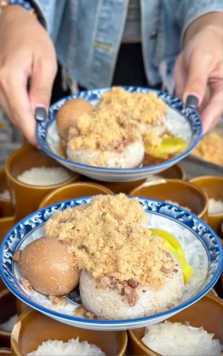 米糕淋上滷汁，加顆蛋，超有飽足感。