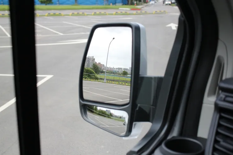 在車多擁擠的車況中，透過這多視角的後視鏡多留意路況，確實能有效減少視覺死角。林浩昇攝