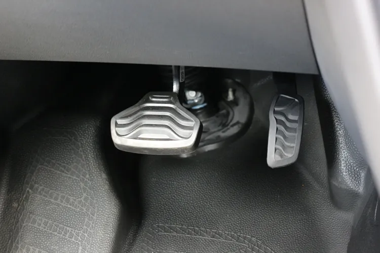 煞車踏板和油門踏板有不小的高度差，踩踏煞車時需額外提高腳部位置，長途駕駛可能會帶來小小負擔，較為美中不足。林浩昇攝
