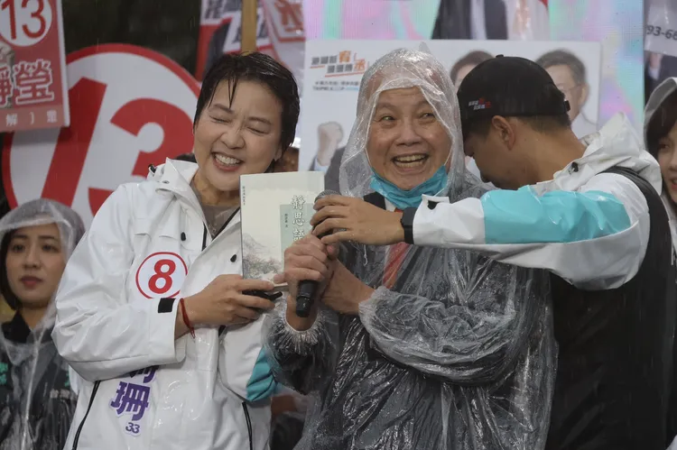 張昭雄送上《靜思語》。林林攝