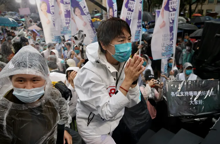 黃珊珊進場，一路被支持民眾簇擁。林林攝