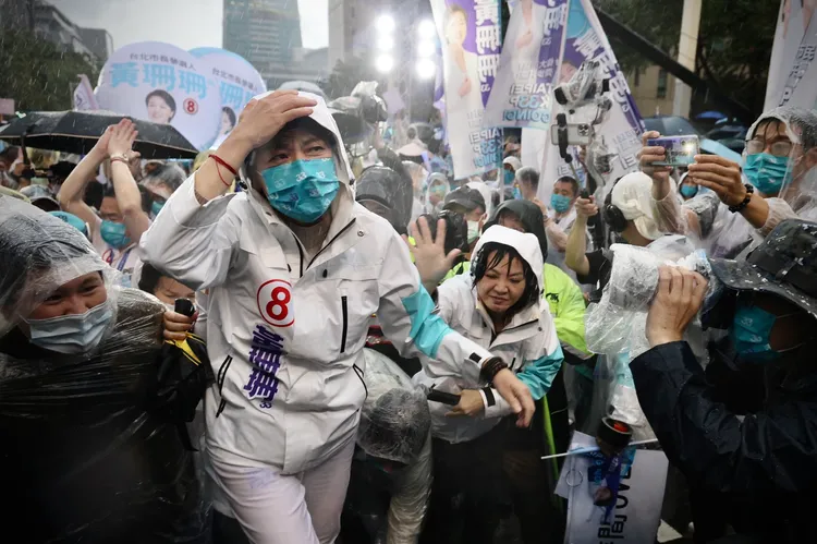 仍有許多民眾冒雨支持黃珊珊。林林攝