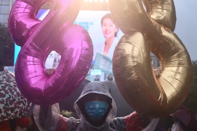 民眾自備氣球支持8號候選人黃珊珊。林林攝