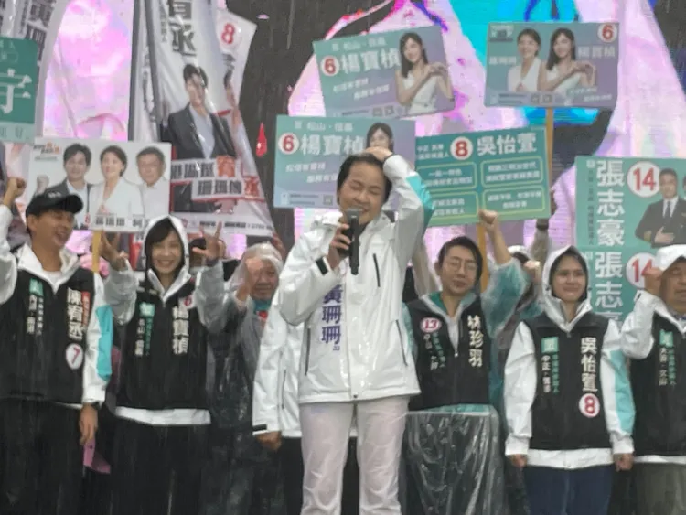 黃珊珊被雨水打到一度眼睛張不開。劉彥宜攝