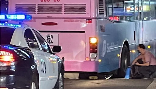 驚見有人在公車底下 警獲報查看竟是這原因