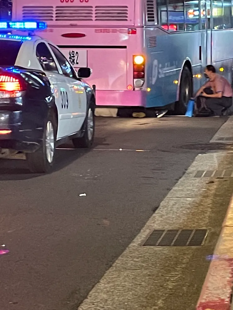 由於當時正值下班時間，經過民眾看到有人躺在公車底，不經讓人多加注意。民眾提供